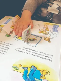 Laura Hos Laegen - En Bog Med Flapper